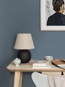 Tapet Borosan hem, Vega, enfärgad mörkblå med diskret vävliknande mönster