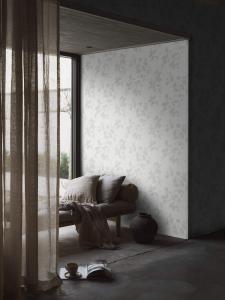 Tapet Alma, Essens, bladverk i ljusgrått på ljusare grå botten. Enstaka rulle kvar