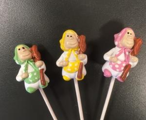 Påsk sticks med påskkärringar finns i tre olika färger, rosa, grön, gul. Längd 2,5cm
