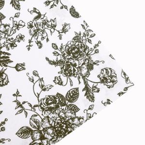 Gardinlängd JUNI, återvunnet material, med små olivgröna blommor i klasar på vit botten