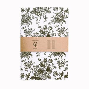 Gardinlängd JUNI, återvunnet material, med små olivgröna blommor i klasar på vit botten