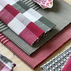 Löpare FREYA, vävd ribbad duk/bordslöpare med rutor, recycle. Olivgrön/beige