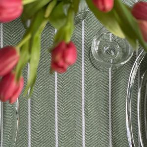 Duk EDITH, fyrkantig vävd duk i återvunnet material, fiskbensmönstrad botten i grönt med vit rand