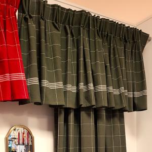 Gardinkappa ASTRID, 50x250cm återvunnen textil, rutig, olivgrön
