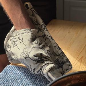 Grytlapp RALF, återvunnet material, med tryckta växter i svart på linnefärgad botten