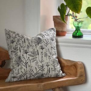 Kuddfodral RALF med tryckta växter i svart på linnefärgad botten