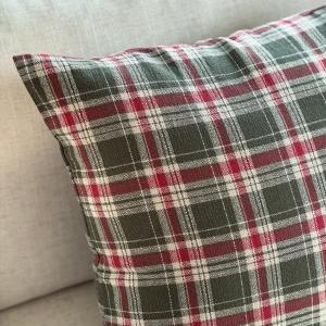 Kuddfodral VIVI med skotsktrutigt, tartan mönster i olivgrönt, rött och linnefärg