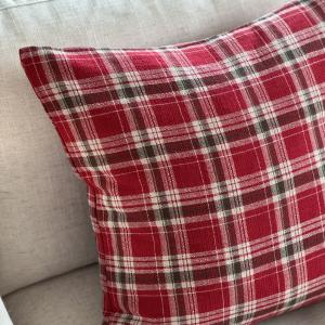 Kuddfodral VIVI med skotsktrutigt, tartan mönster i rött, olivgrönt och linnefärg