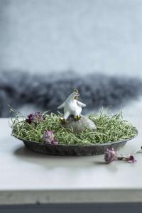 Påskhönor sittandes på ägg, tre olika. 3 pack. Stl.höjd. 5-6 cm, grå och vit