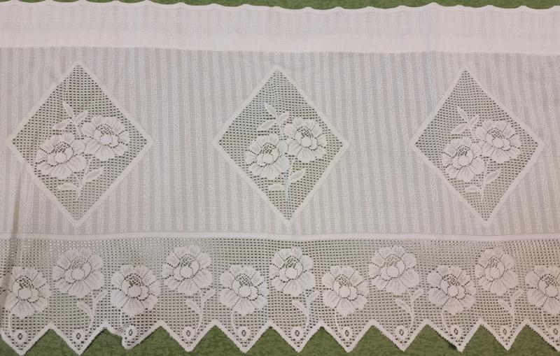 Gardinkappa SAGA, så kallad mormorsgardin i tunn spets, 50 cm antikvit