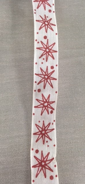 Textilband, STARRY SKY, beige band med glittrande stjärnor i rött, Bredd 25mm