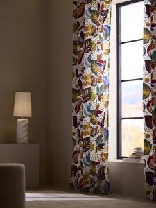 Tyg på metervara i mönstret Adam & Eva, fantasifulla växter i multifärger