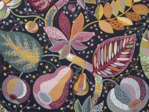 Tyg på metervara i mönstret Adam & Eva, fantasifulla slingrande växter med blå bakgrund