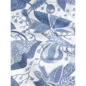 Tyg på metervara i mönstret Adam & Eva, fantasifulla slingrande växter i blå toner