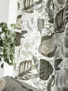 Tyg på metervara i mönstret Adam & Eva, fantasifulla slingrande växter i mossgrönt