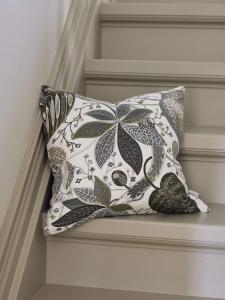 Kuddfodral Adam & Eva, klassiskt tryckt mönster i ny tappning. Mossgrön