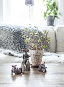 ÄLG, sitter på stubbe, Stl. Höjd 13,5cm. Brun, grå