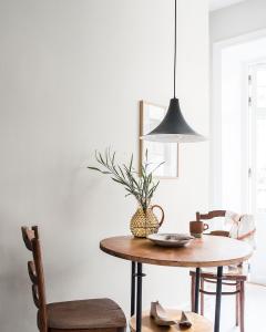 Tapet KULÖR, enfärgad matt pergamentsliknande yta i äggskalsfärg