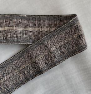 Textilband, melerad brun med guldrand i mitten och i kanten