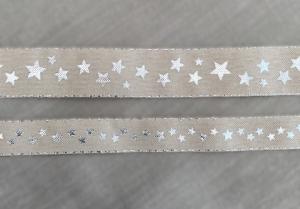 Textilband i två bredder med silverfärgade stjärnor på beige botten.
