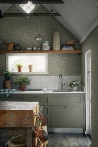 Tapet LINNEA GARDEN GREEN från Sandbergs med kaprifoler i svagt rosa och gröna blad