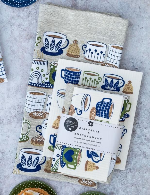 Gåvoset BLUE FIKA, Kökshandduk i linne och disktrasa med kaffekoppar i blått, grönt och vitt