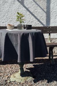 Duk ELIN, rund enfärgad återvunnen textil. Vävd med chambray. Mörkgrå/grå