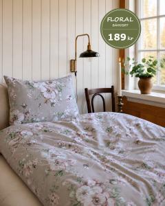Bäddset FLORAL med stora rosa blommor på linnefärgad botten