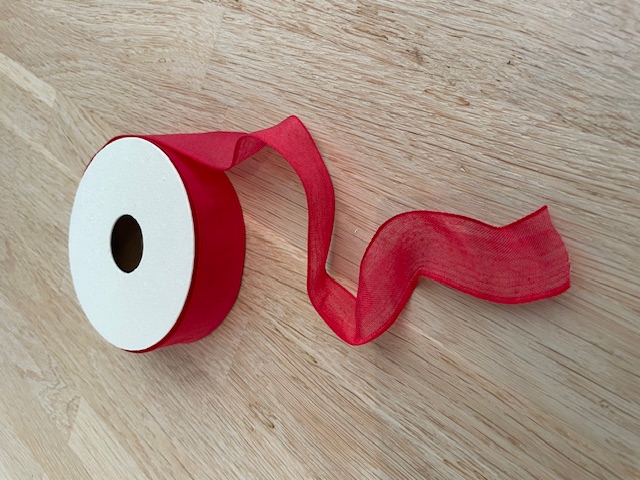 Textilband BATISTE, enfärgat julrött lite tunnare band med ståltrådskant