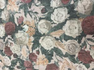Gardin EMELIE med penselmålade rosor i vinrött, gult och beige på beige bottenfärg