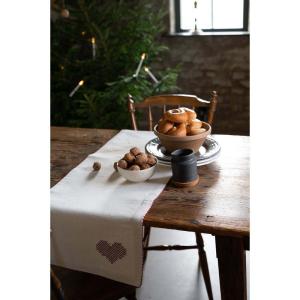 Bordslöpare Tyra, med charmigt broderat hjärta. Återvunnet material. Offwhite