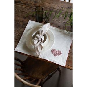 Bordstablett Tyra, med charmigt broderat hjärta. Återvunnet material. Offwhite