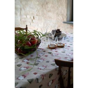 Bordsduk Nils stor, i julens sötaste julmönster i bomull. Röd