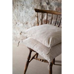 Kuddfodral Lucas, med tofsar, mönstervävd och återvunnen rand i klassisk stil. Offwhite