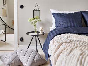 Bäddset MIRAGE, stilig vävd rand med hotellkänsla i skön satin i marinblått