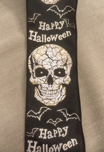 Textilband, HALLOWEEN, Bredd 63mm, svart band text Happy Halloween och dödskallar i vitt och guld