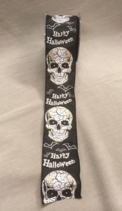 Textilband, HALLOWEEN, Bredd 63mm, svart band text Happy Halloween och dödskallar i vitt och guld