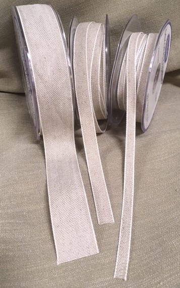 Textilband i linnelook med vit kant, finns i bredderna 7 mm, 10 mm och 25 mm
