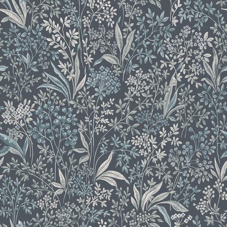 Tapet Nocturne, Vårt Arkiv, bladmönster i blått och grått, bär och små blommor med blå detaljer, mörkblå botten