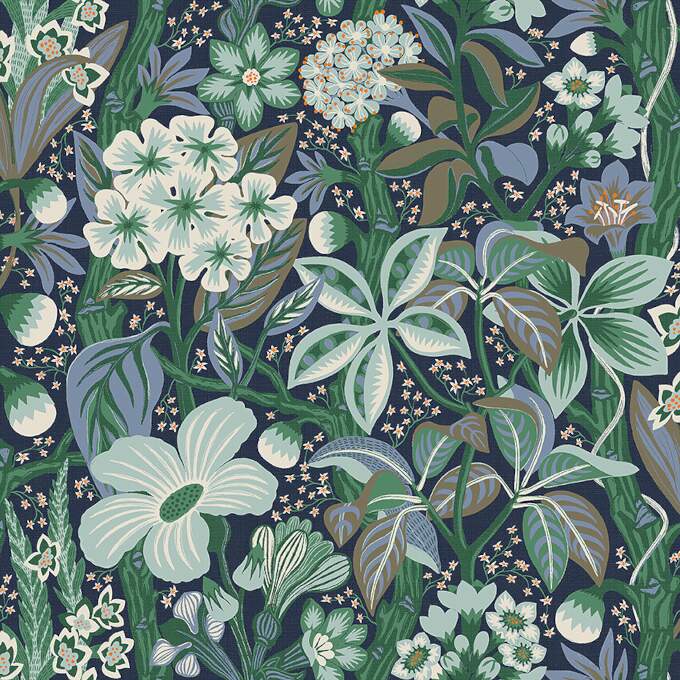 Tapet Friviva, Swedish Designers, exotiska växter i ljusblå och gröna kulörer, mörkblå botten