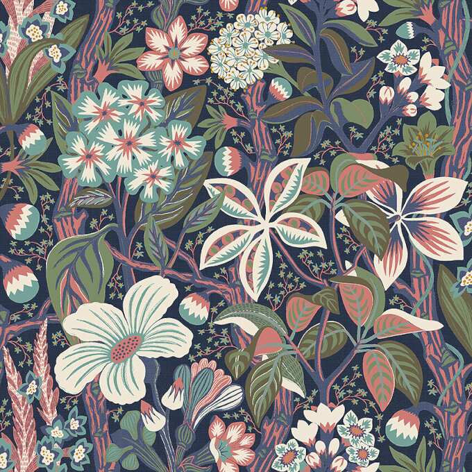 Tapet Friviva, Swedish Designers, exotiska växter i blåa, lila och rosa kulörer, mörkblå botten