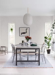 Tapet Borosan EasyUp 20, Ljusa medaljonger i antikvitt mönster på gråbeige botten