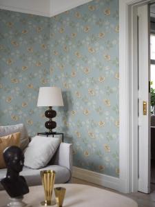 Tapet Valborg, Swedish Grace, blommig 20-tals tapet, ljusblå bottenfärg