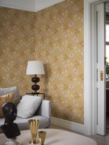 Tapet Valborg, Swedish Grace, blommig 20-tals tapet, ljusbrun bottenfärg