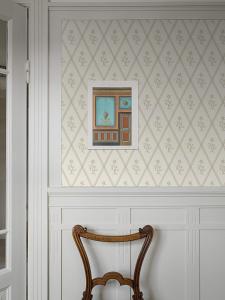 Tapet Signe, Swedish Grace, trellismönster med liten blomma i guld och ljusblått, offwhite bottenfärg