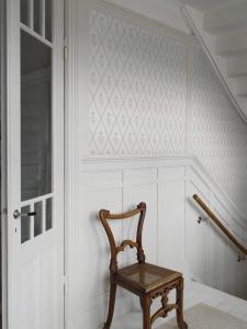 Tapet Signe, Swedish Grace, trellismönster med liten blomma i grått, vit bottenfärg