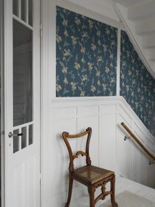 Tapet Vera, Swedish Grace, blommig 20-tals tapet, blå bottenfärg