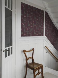 Tapet Vera, Swedish Grace, blommig 20-tals tapet, vinröd bottenfärg