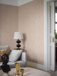 Tapet Elsie, Swedish Grace, slingrande guldfärgade blomrankor, 20-tals stil, blekrosa bottenfärg
