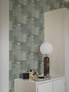 Tapet Mimi, Swedish Grace, trädgård och antika byggnader, grågrön